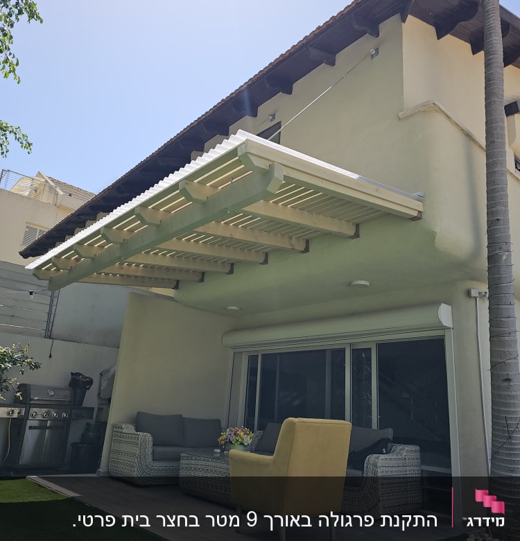 פרגולה מעץ מעל פינת ישיבה בגינה